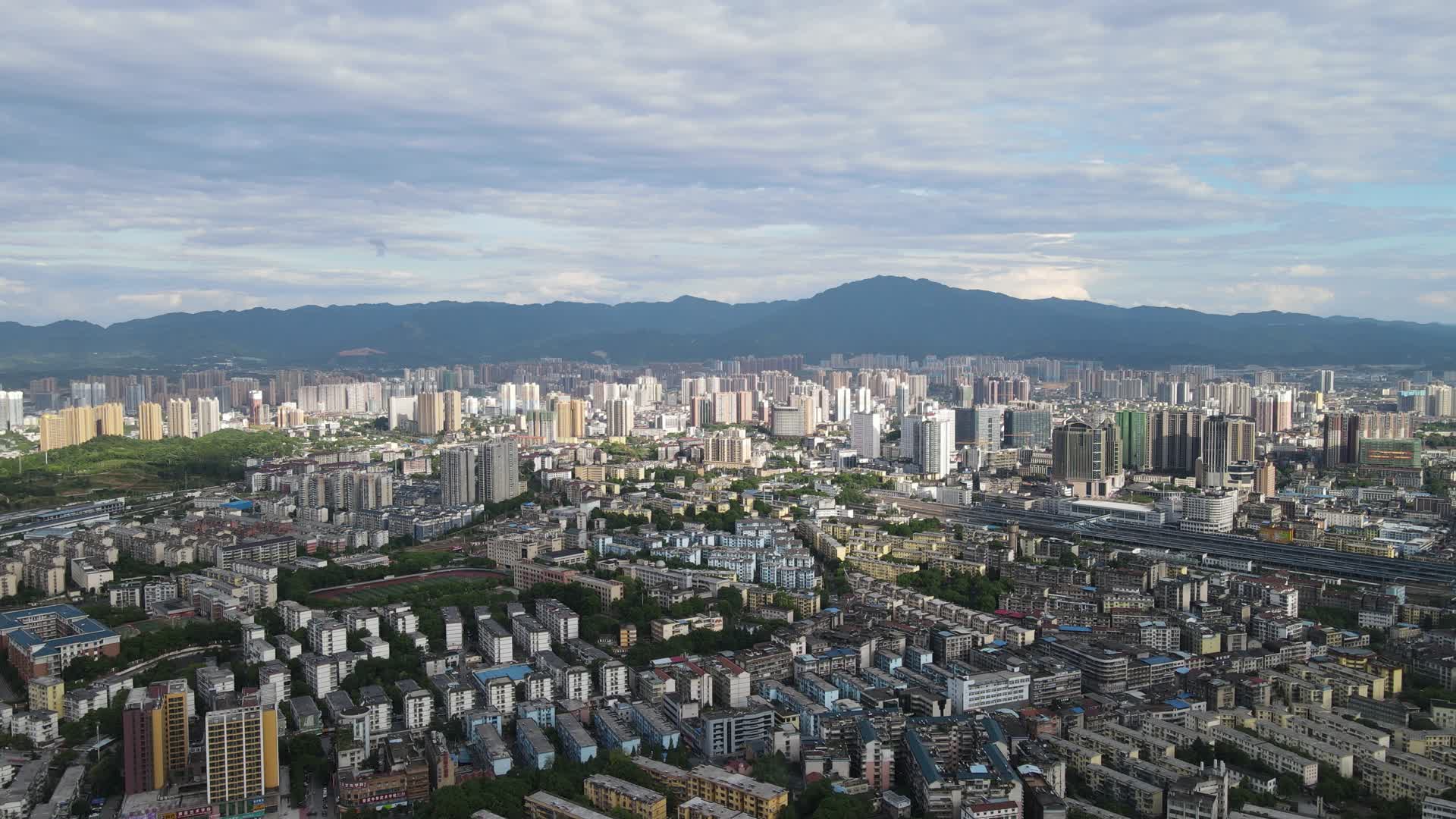 航拍城市蓝天白云视频的预览图