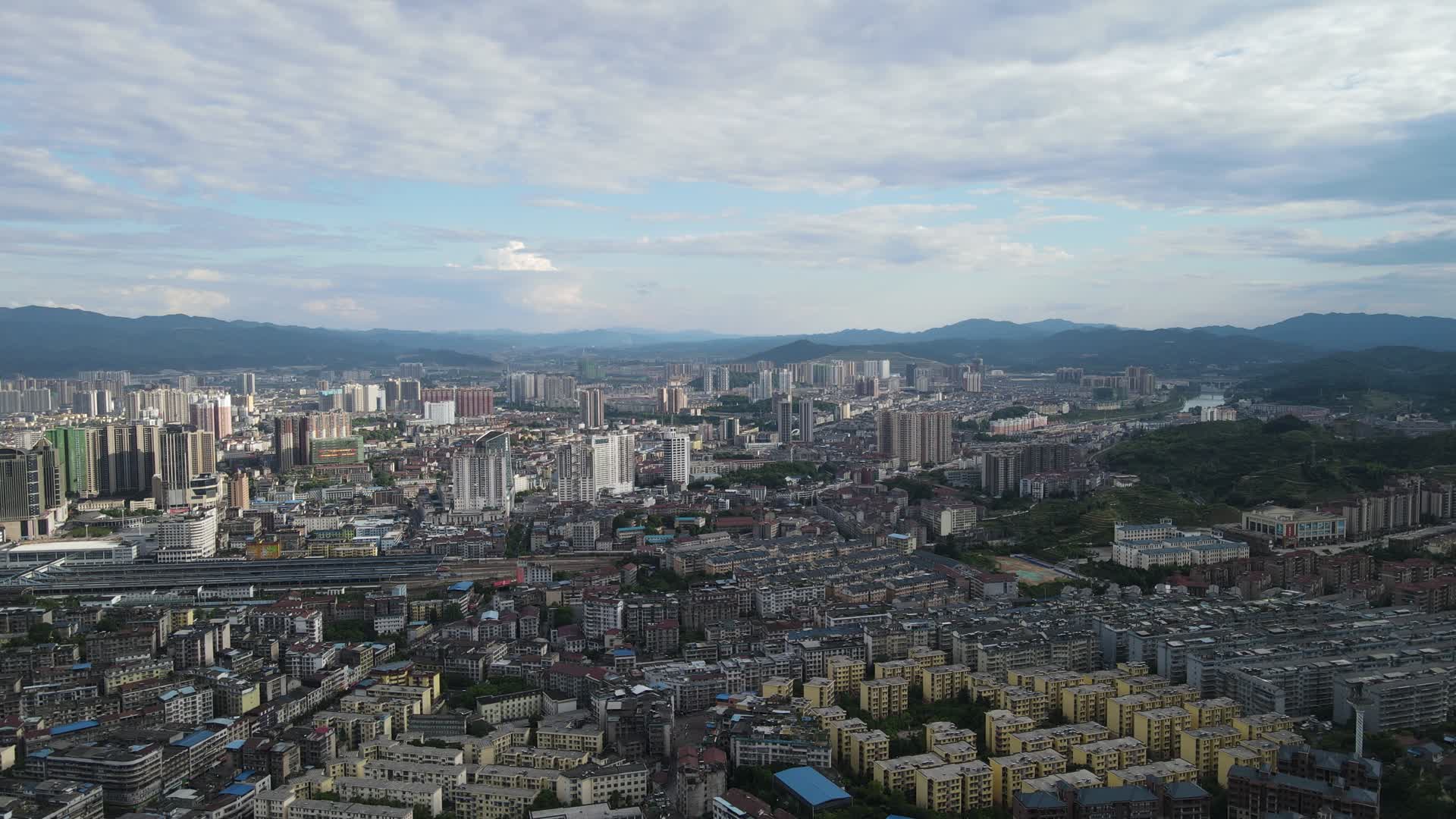 航拍三线城市城市蓝天白云视频的预览图