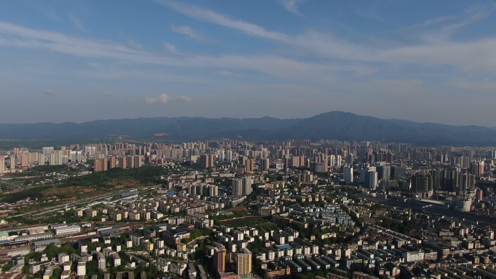 航拍三线城市全景视频的预览图