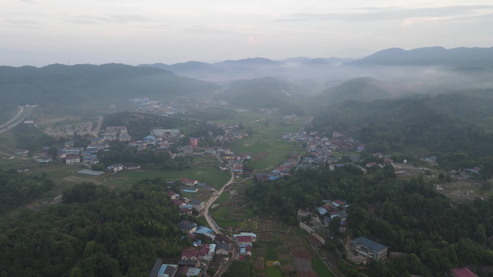 航拍清晨田园乡村迷雾笼罩美丽乡村视频的预览图