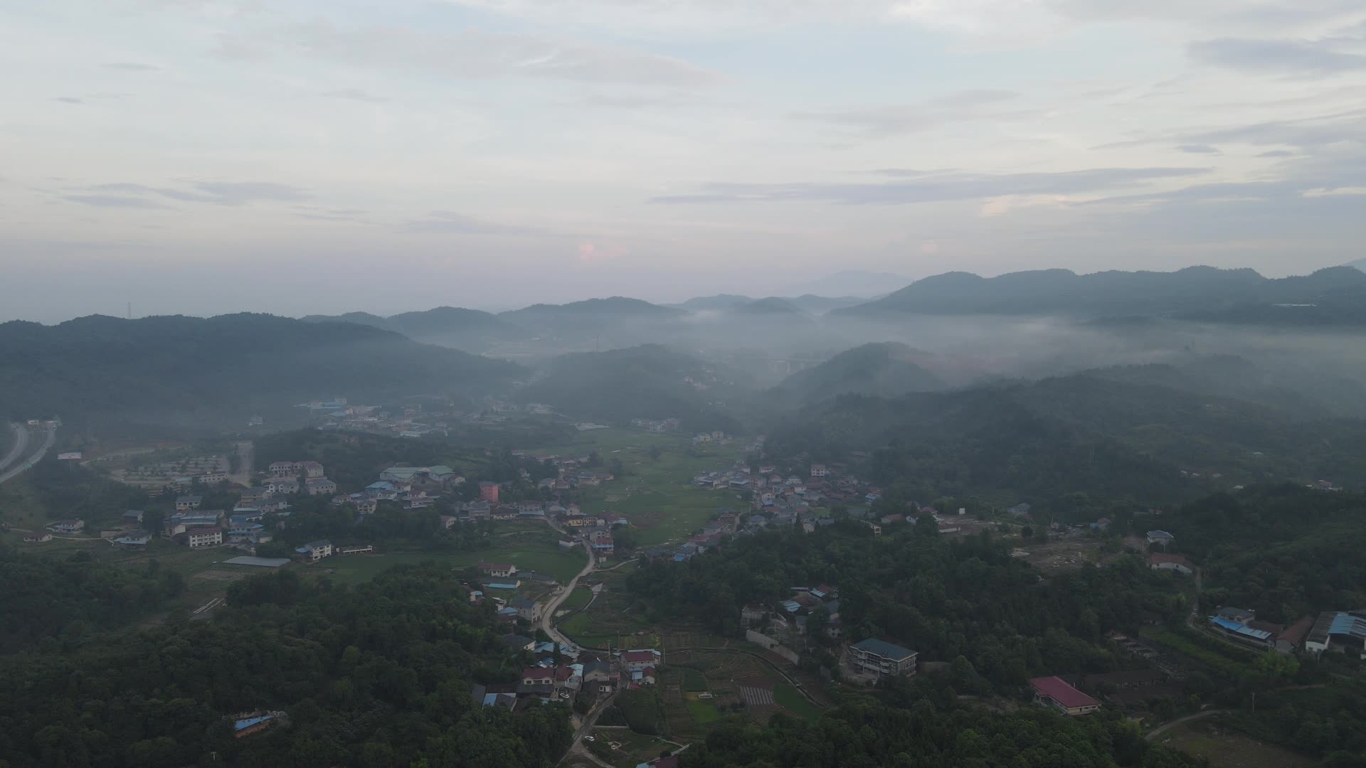 航拍清晨田园乡村迷雾笼罩视频的预览图