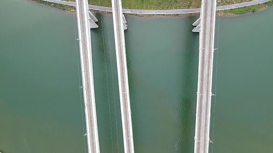 俯拍跨河高铁轨道桥梁视频的预览图