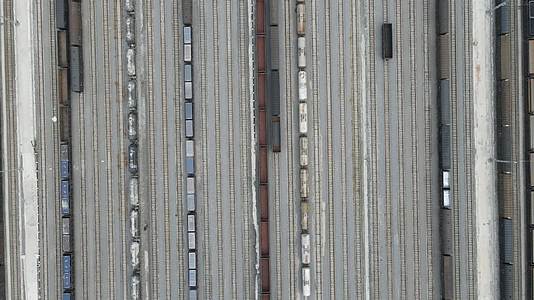 俯拍火车轨道交通运输物流视频的预览图