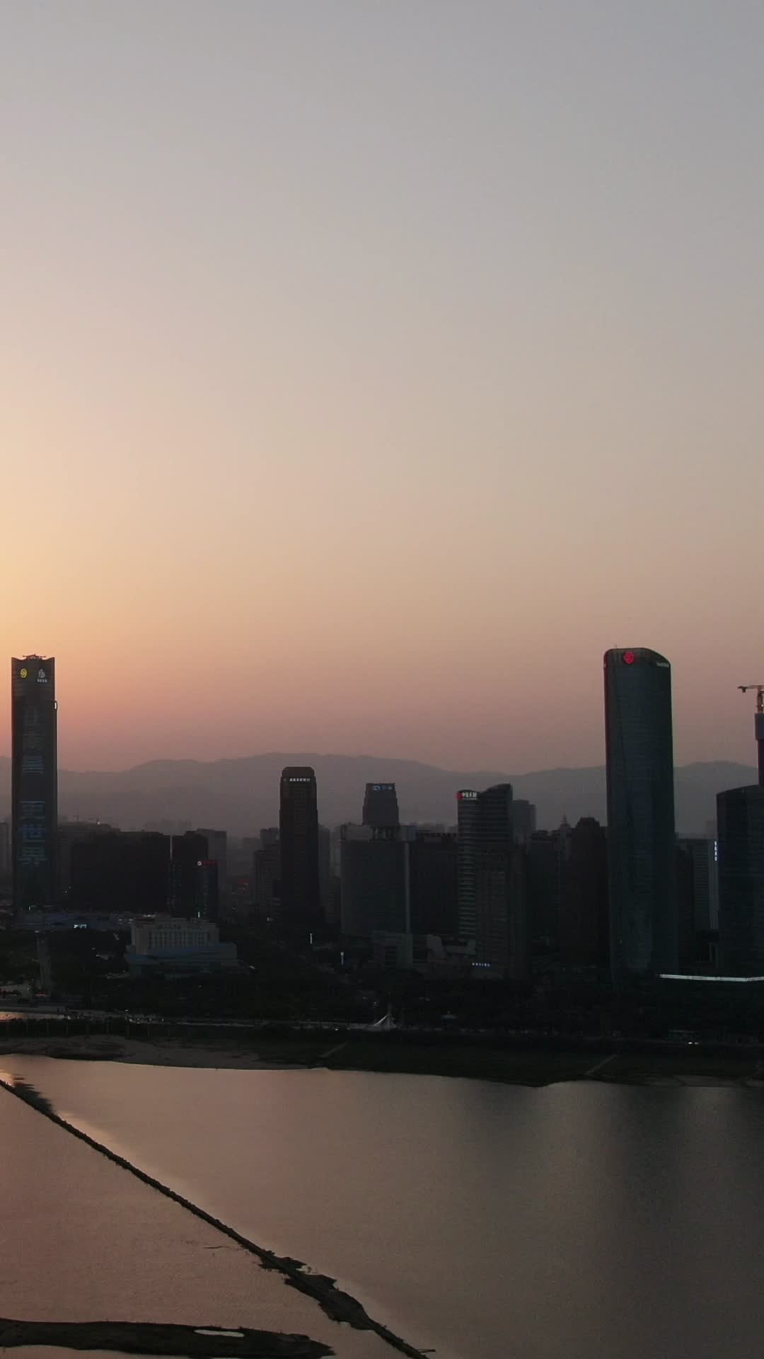 航拍城市日落晚霞竖屏视频视频的预览图