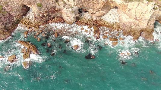俯拍夏日海浪拍打礁石视频的预览图