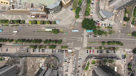 俯拍城市交通视频的预览图