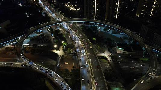航拍城市夜景拥堵的交通视频的预览图