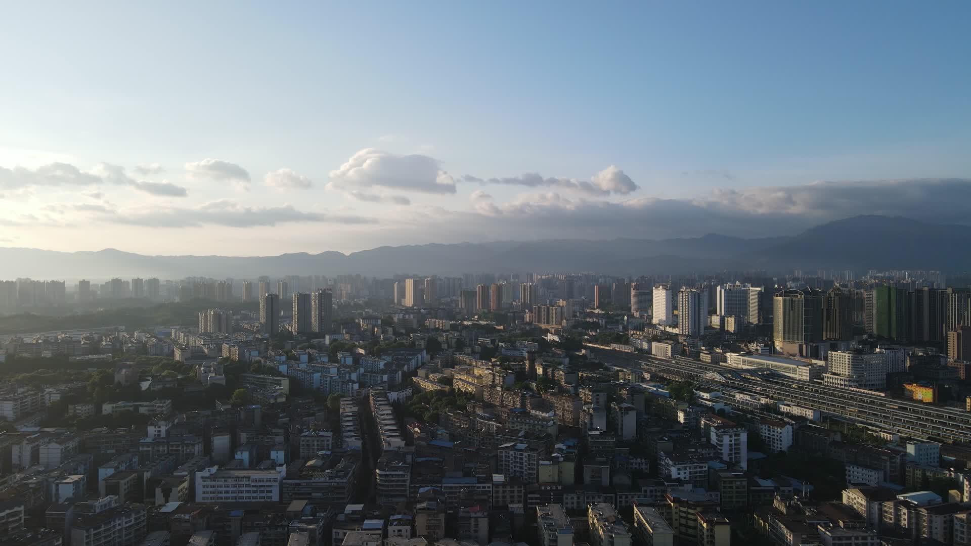 航拍城市清晨蓝天白云视频的预览图