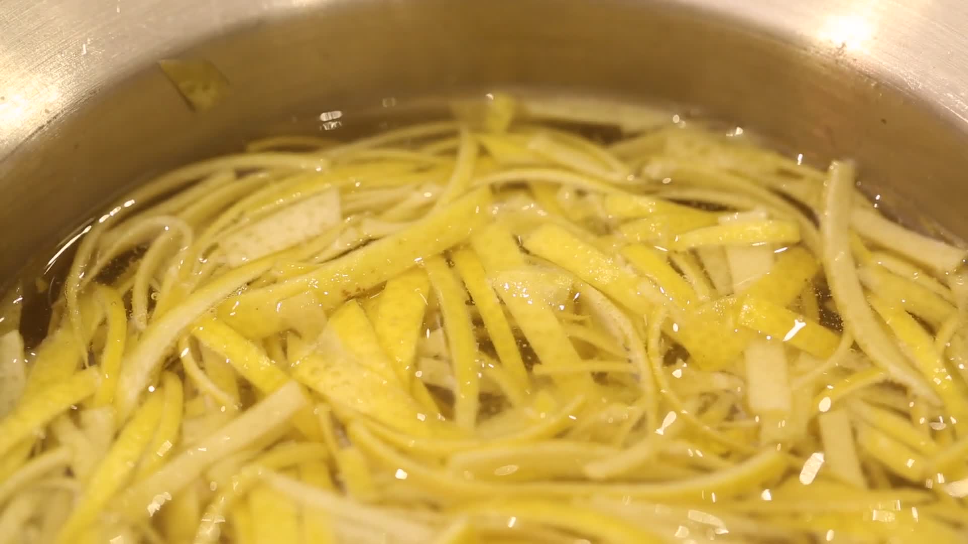 实拍煮柚子皮视频的预览图
