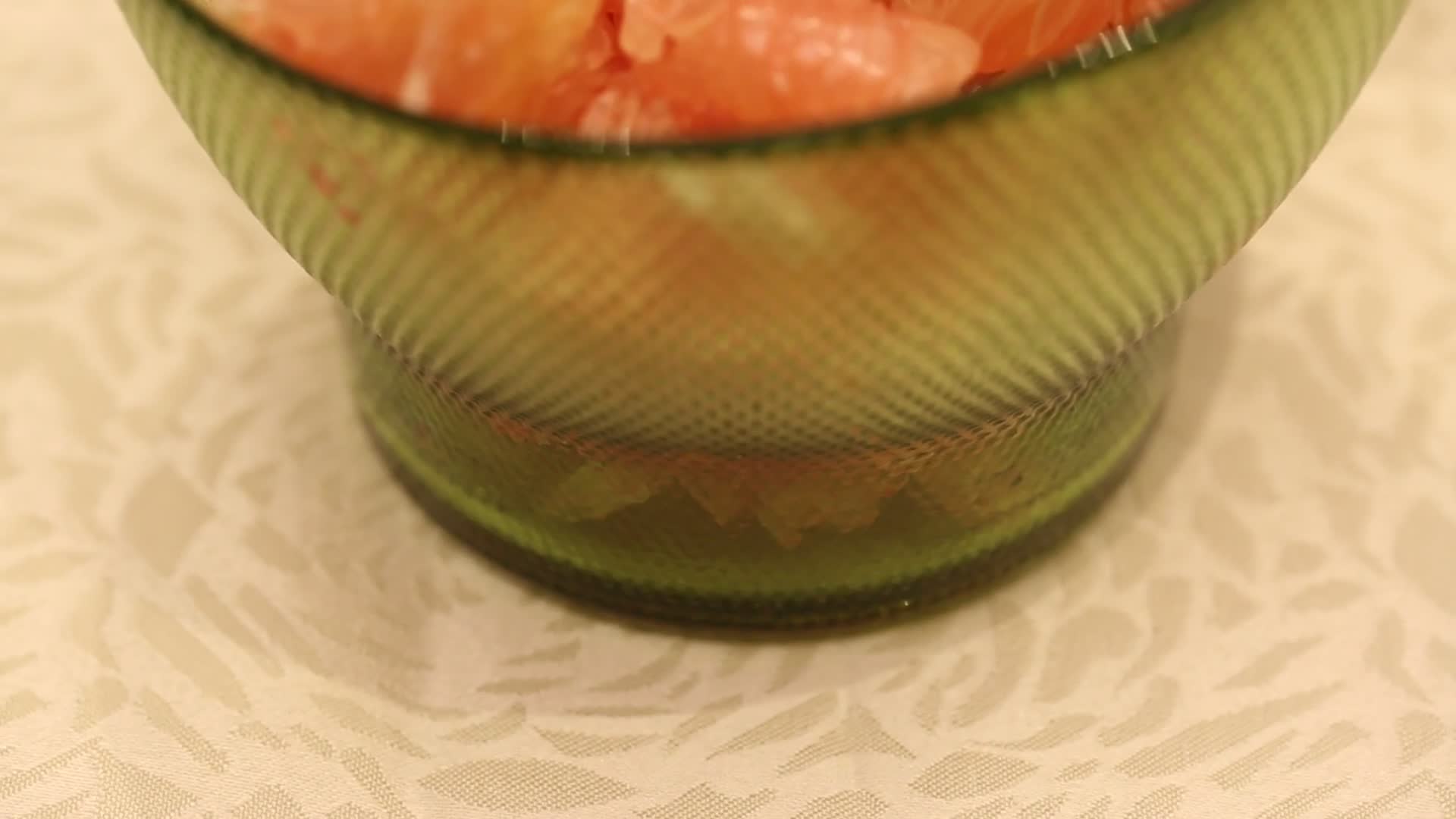 实拍剥柚子果肉视频的预览图