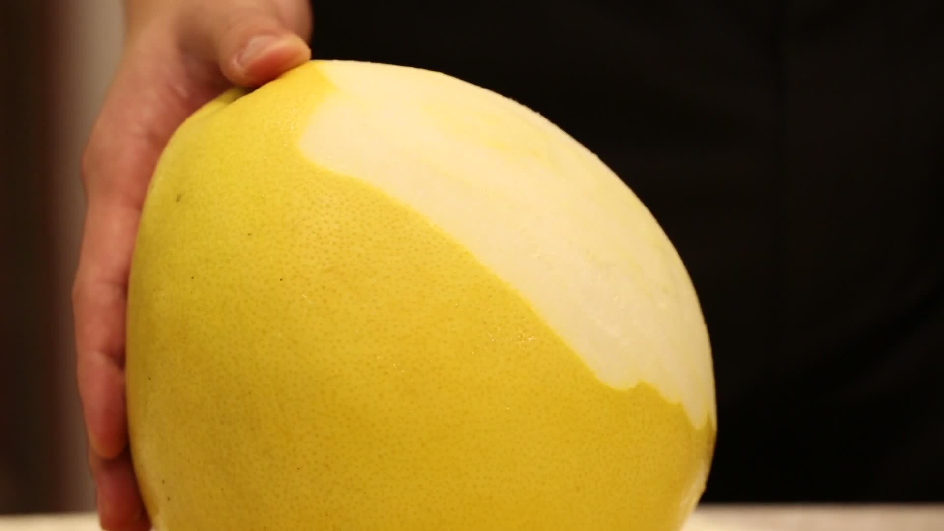实拍削柚子皮视频的预览图
