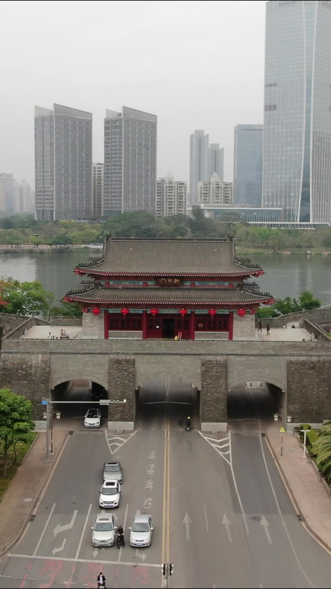 航拍广东惠州朝京门历史文化古建筑视频的预览图