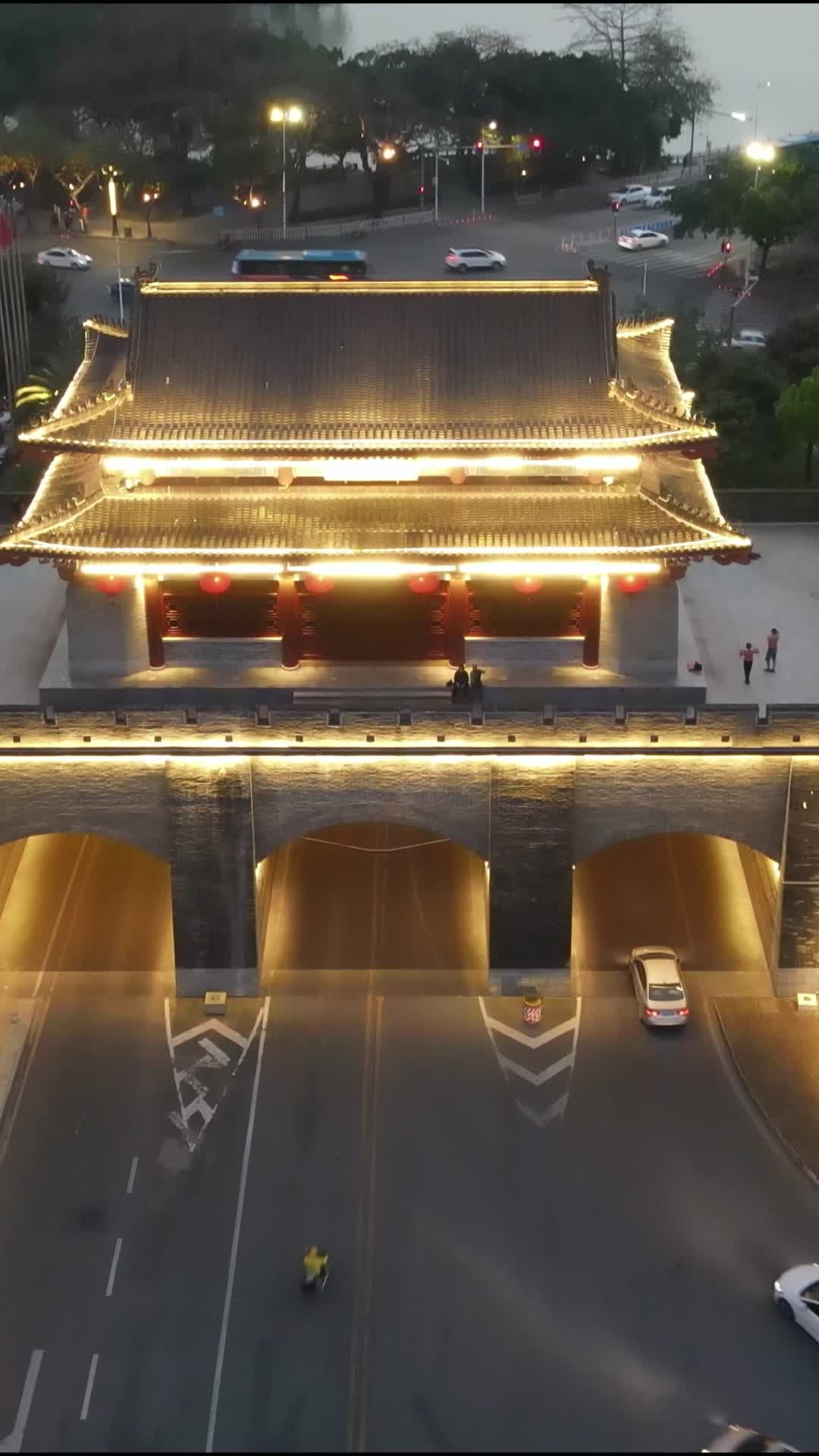 航拍广东惠州朝京门夜景灯光视频的预览图
