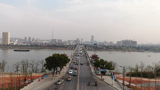航拍湖南湘潭大桥交通视频视频的预览图