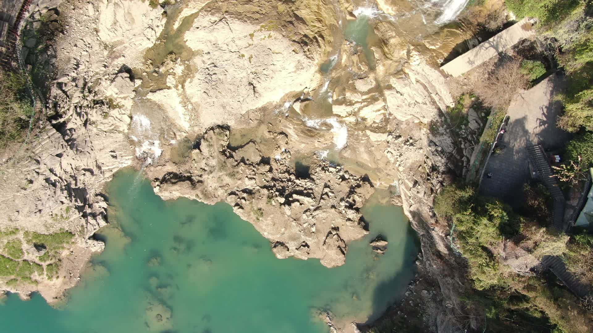 俯拍湖南湘西芙蓉镇瀑布流水视频的预览图