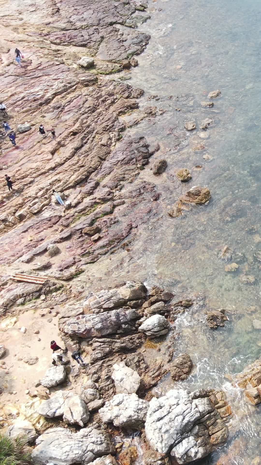 俯拍海边礁石海浪视频的预览图