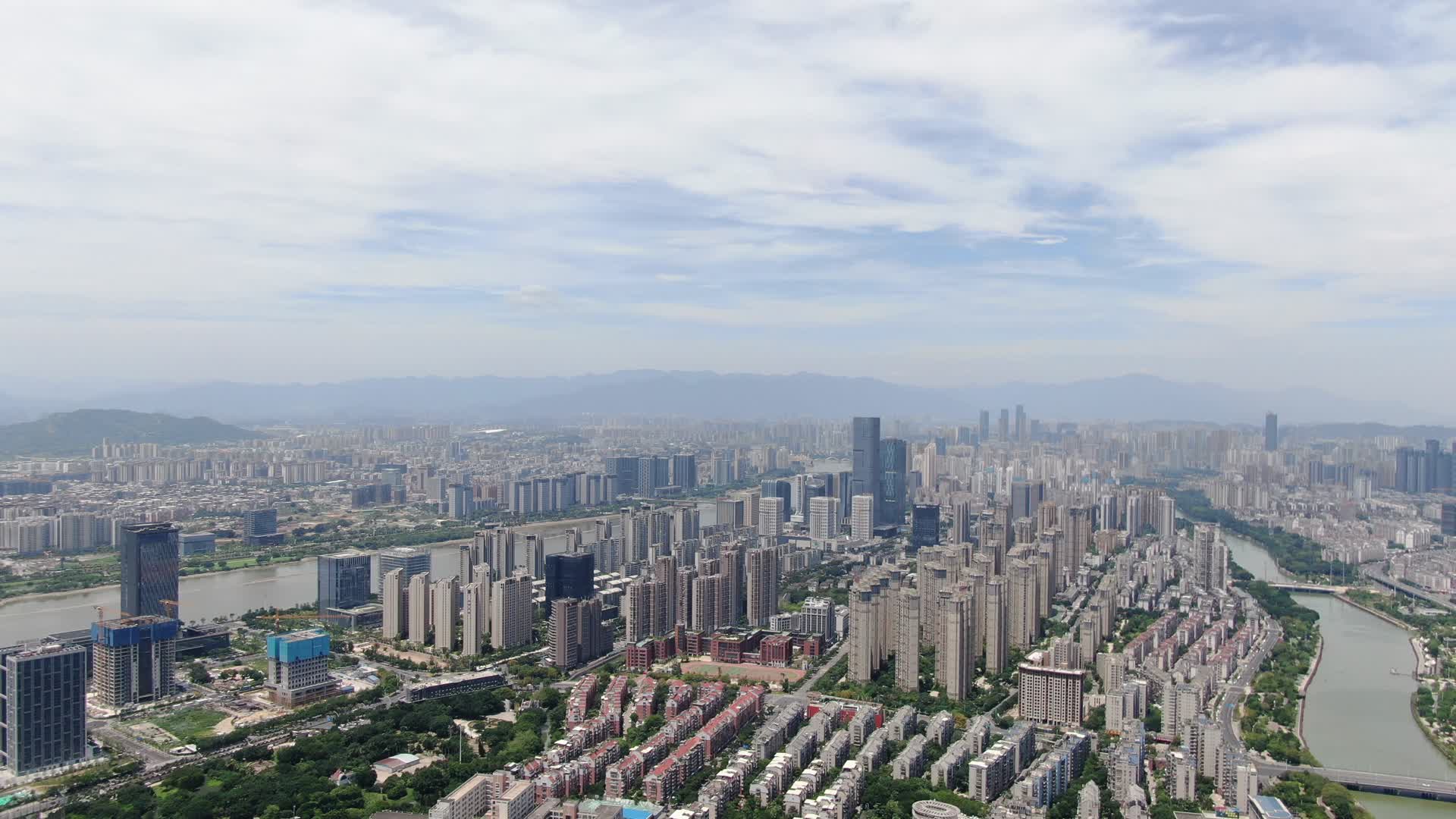 航拍福建福州城市全景天际线视频的预览图