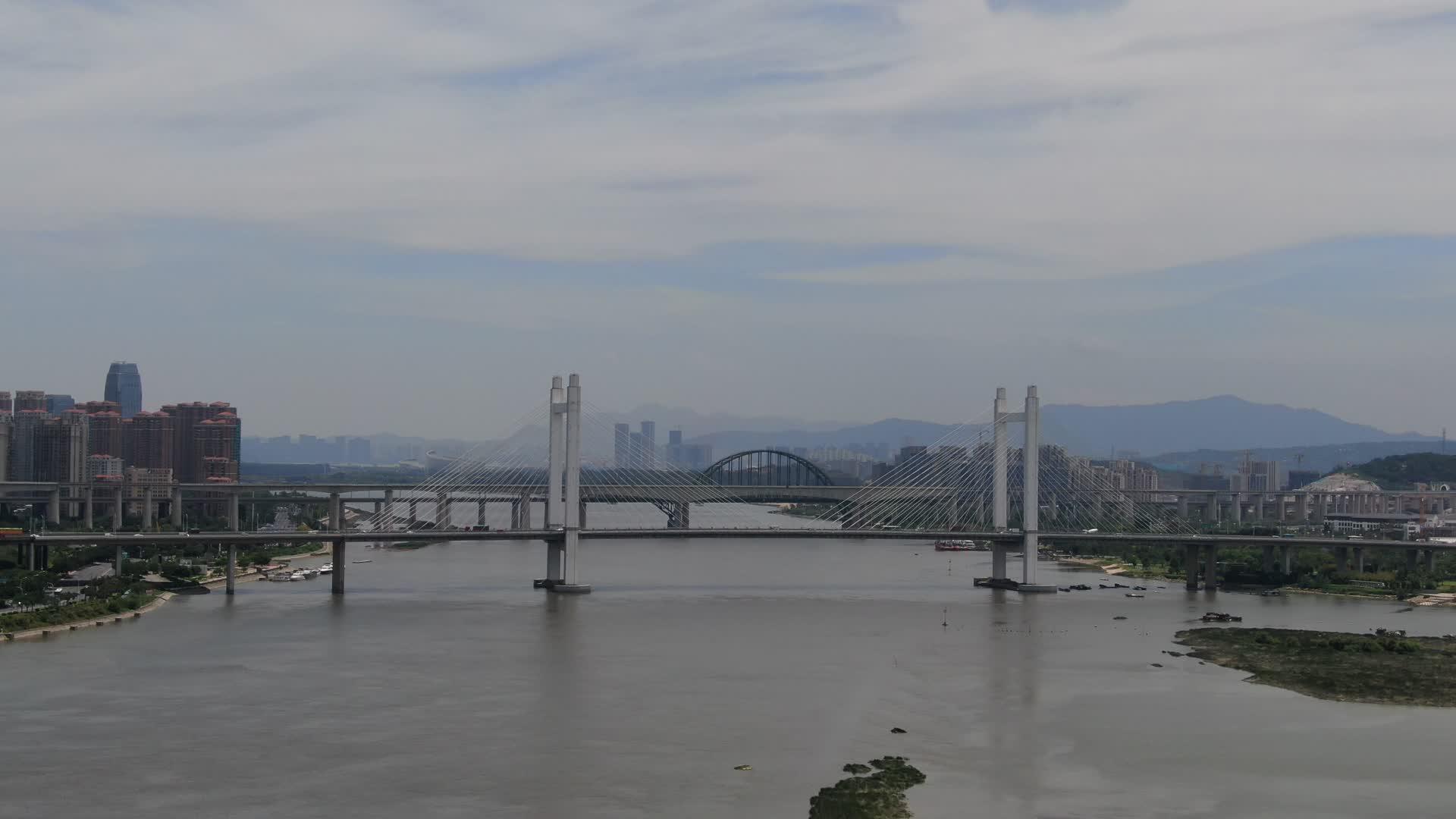 航拍福建福州闽江魁浦大桥交通视频视频的预览图