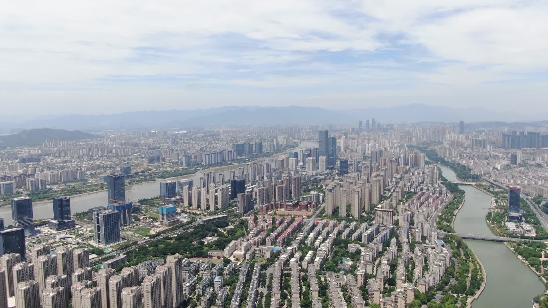 航拍福建福州全景城市天际线视频的预览图