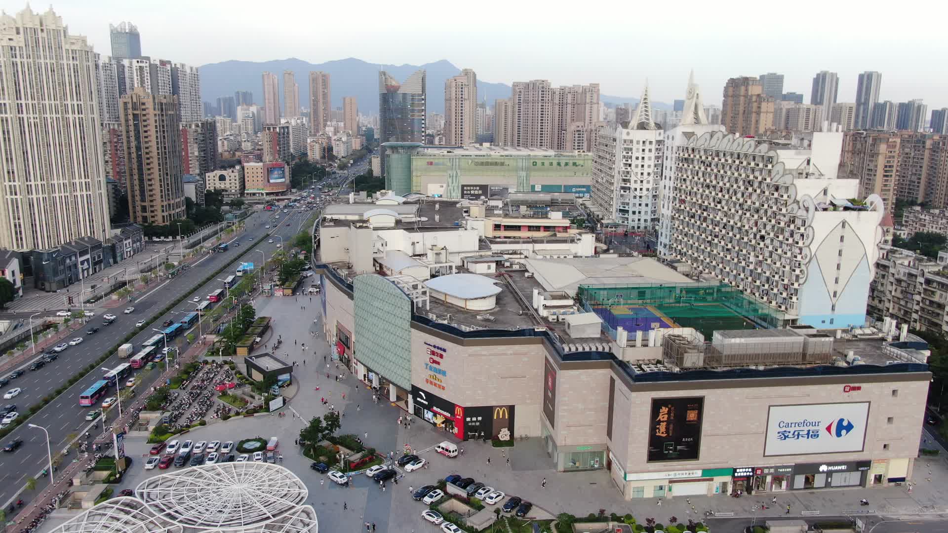 航拍福建福州宝龙广场商业圈视频的预览图