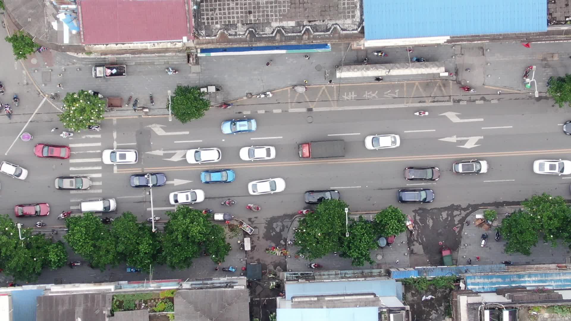 航拍三线城市交通视频的预览图