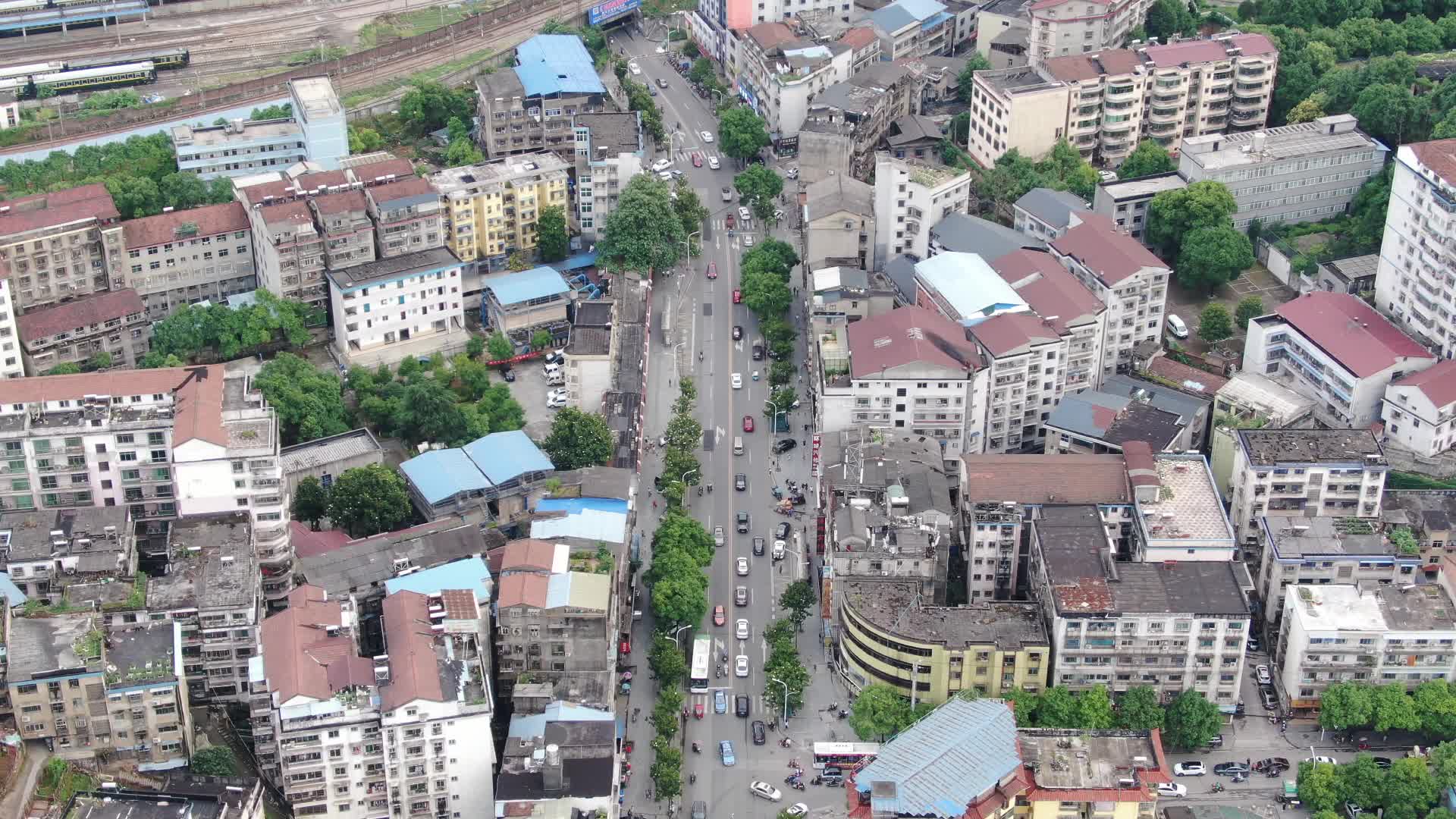 航拍三线城市交通视频的预览图