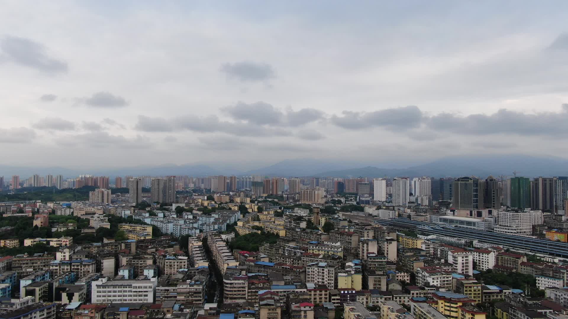 航拍湖南怀化城市清晨云雾缭绕视频的预览图