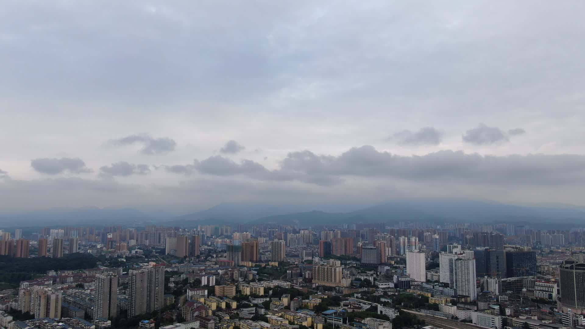 航拍湖南怀化唯美城市清晨云雾缭绕视频的预览图