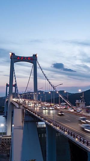 福建厦门海沧大桥夜景车流延时摄影视频的预览图