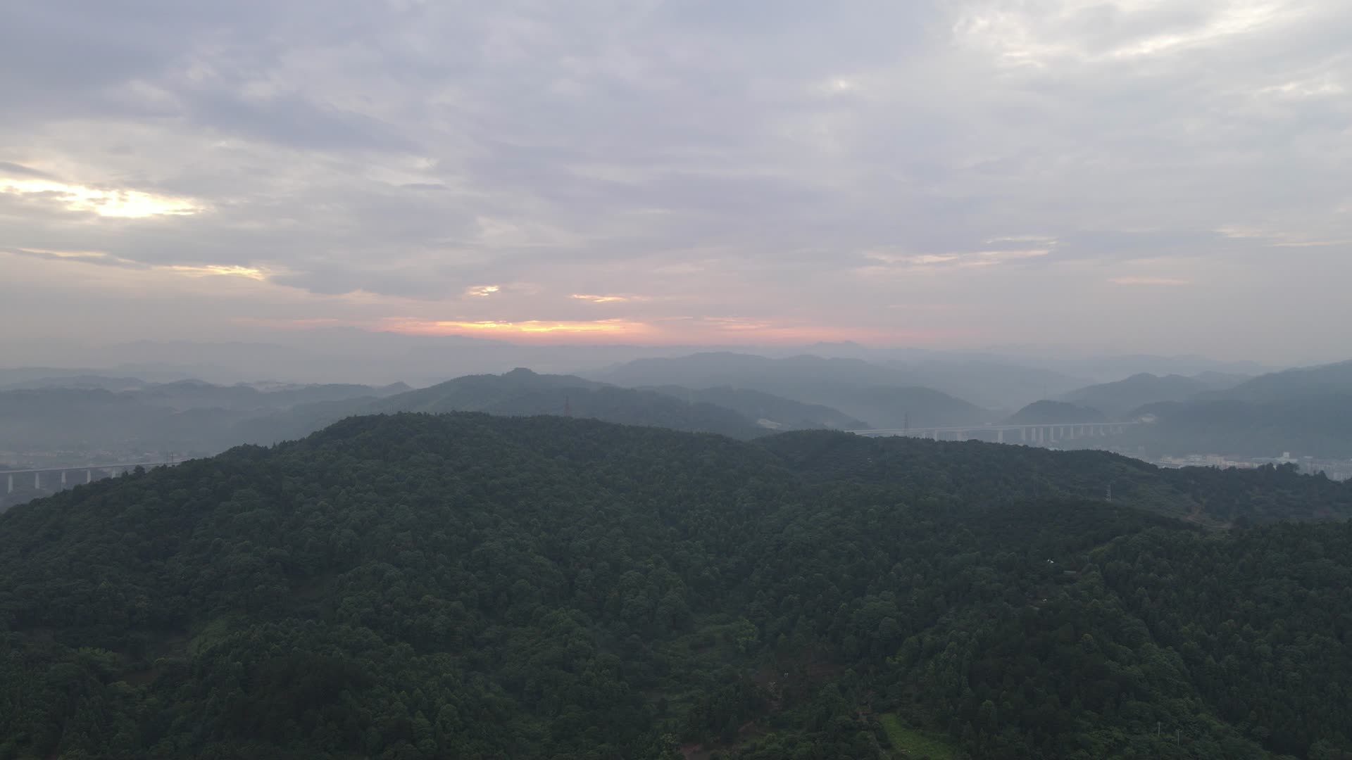 航拍大山迷雾清晨日出视频的预览图