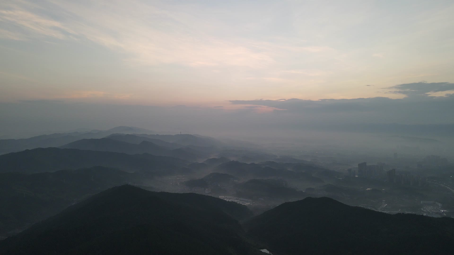 航拍大山迷雾清晨日出视频的预览图
