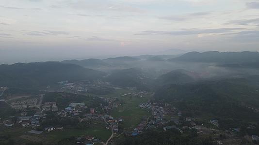 航拍美丽乡村清晨山间云雾视频的预览图