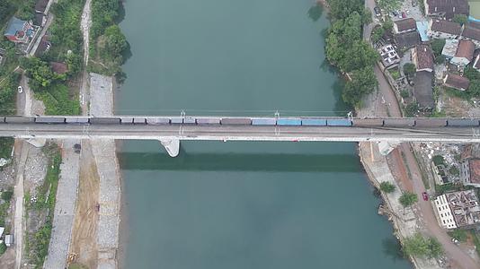 航拍火车跨河大桥上行驶视频的预览图