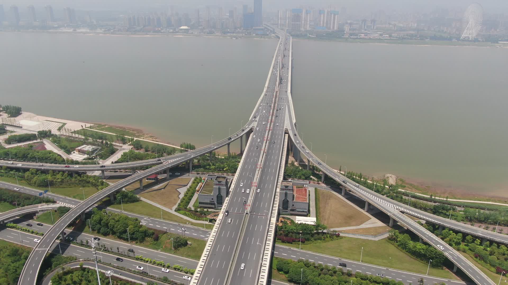 航拍南昌赣江朝阳大桥视频的预览图