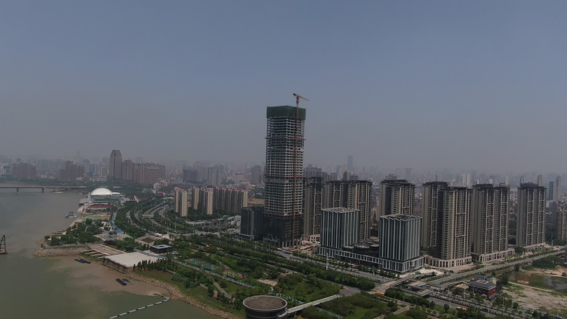 航拍江西南昌城市在建高楼视频的预览图