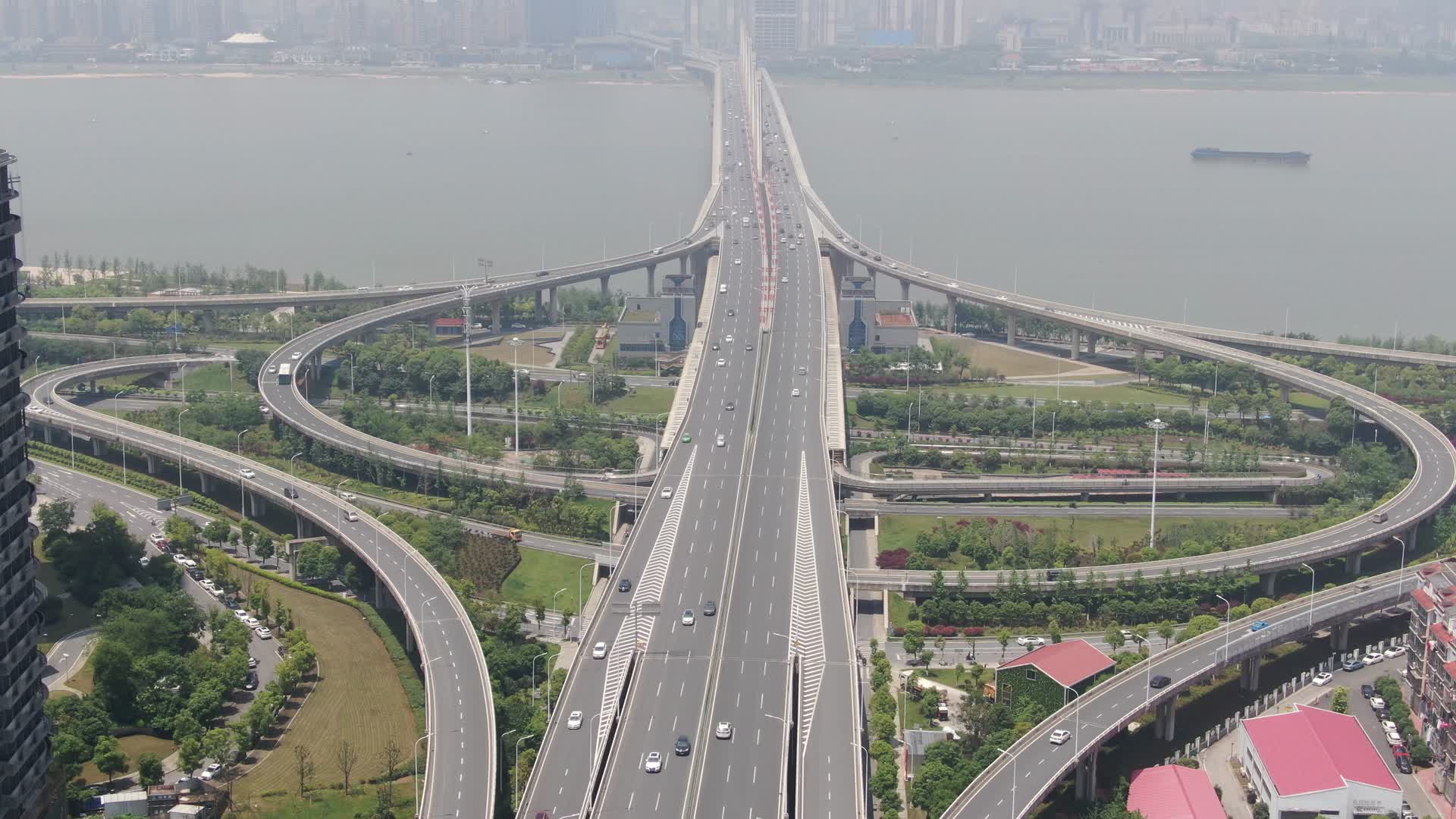 航拍南昌朝阳大桥交通转盘立交桥视频的预览图