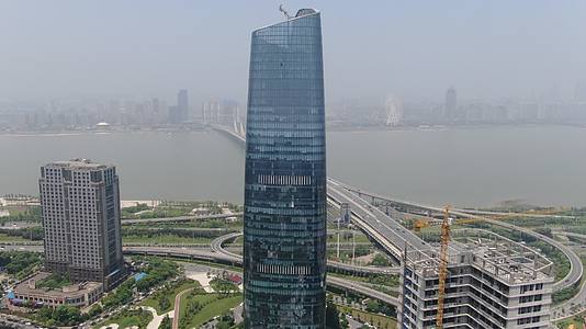 航拍南昌地标高楼新力中心视频的预览图