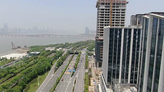 航拍城市在建高楼视频的预览图