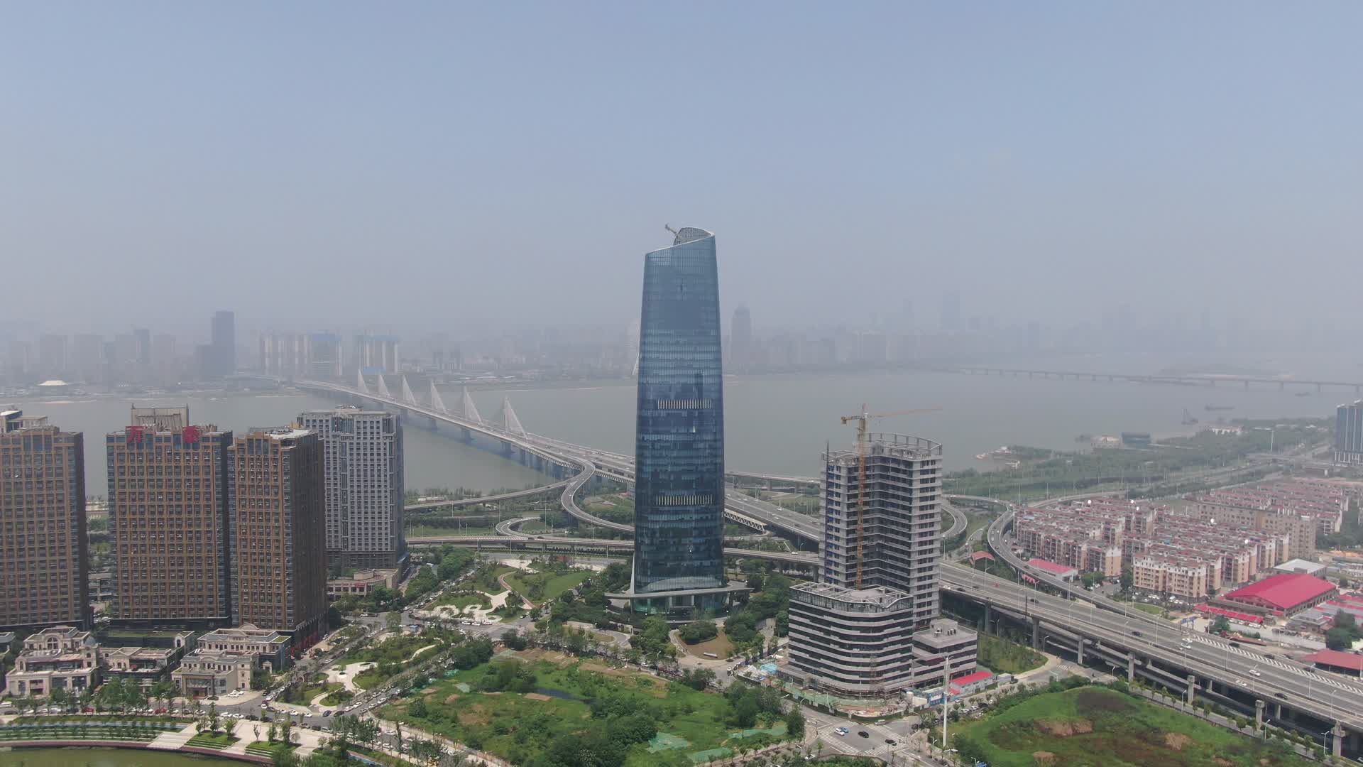 航拍江西南昌新力中心写字楼视频的预览图