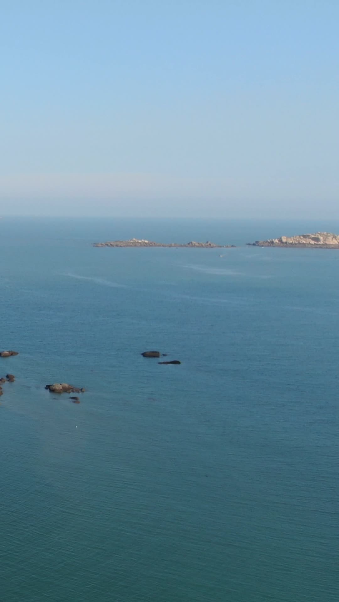 航拍一望无际蓝色海洋视频的预览图