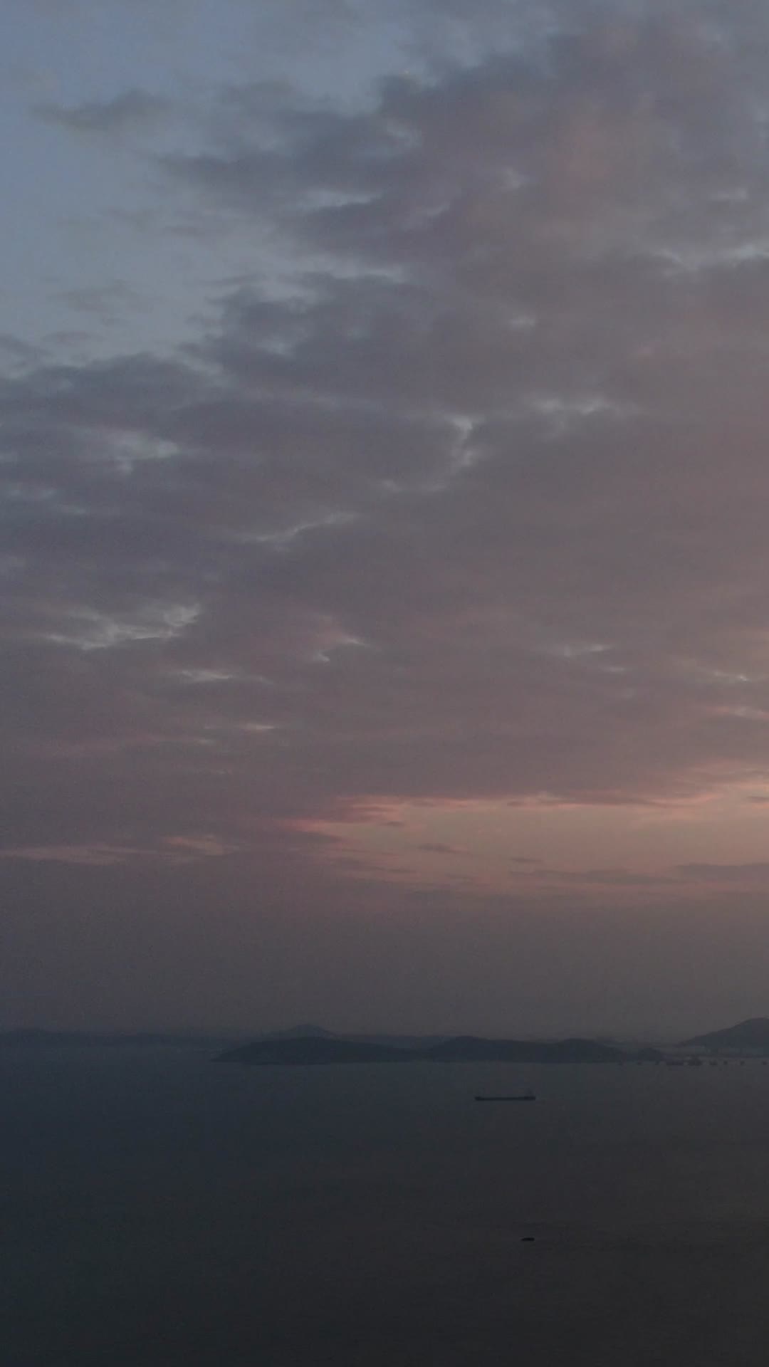 航拍海上清晨黎明彩霞日出视频的预览图