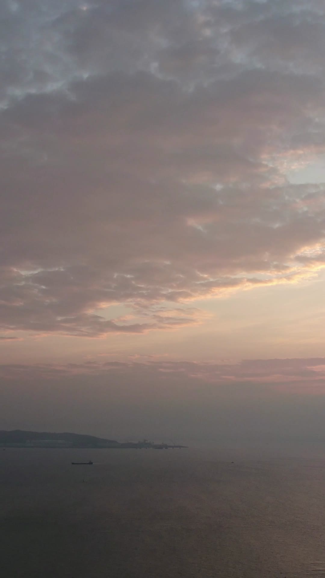 航拍海上清晨黎明彩霞日出视频的预览图