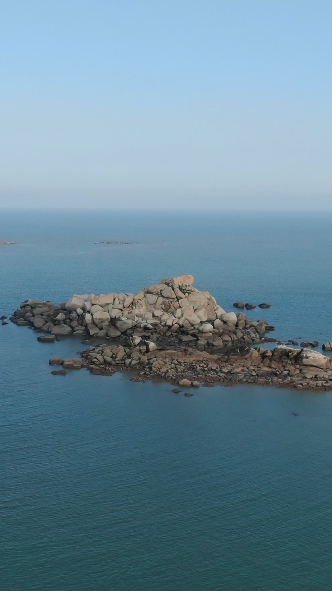 航拍海上礁石小岛竖屏视频视频的预览图