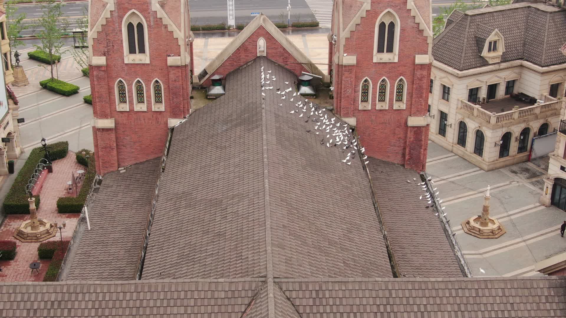 航拍南昌卢塞恩小镇建筑视频的预览图