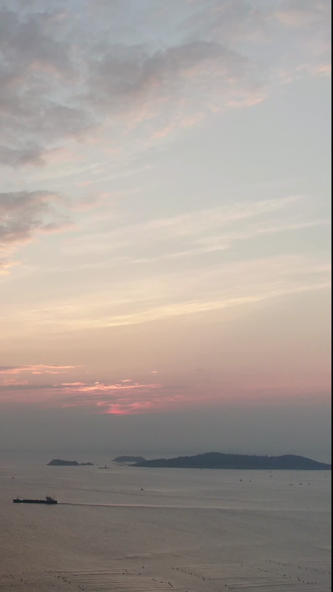 航拍海上清晨彩霞日出视频的预览图