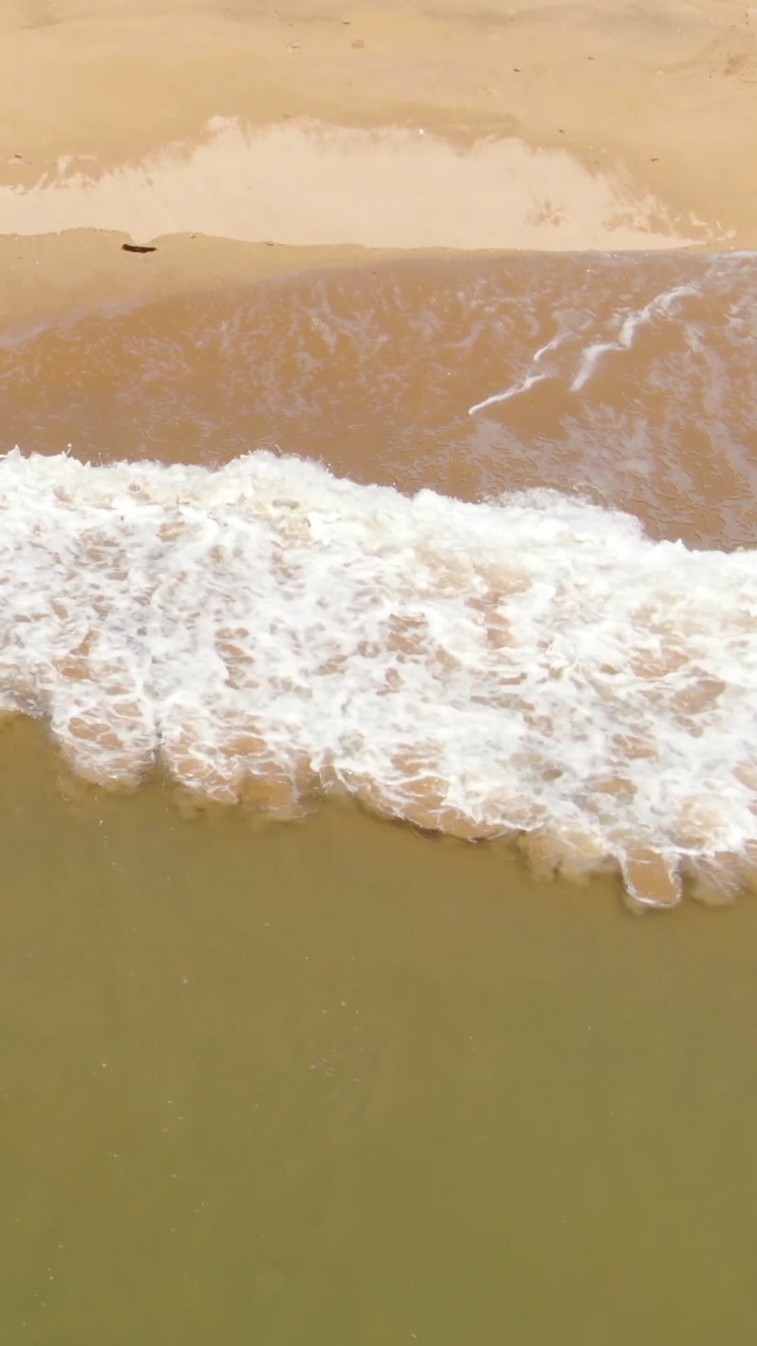 航拍夏日海浪沙滩竖屏视频视频的预览图