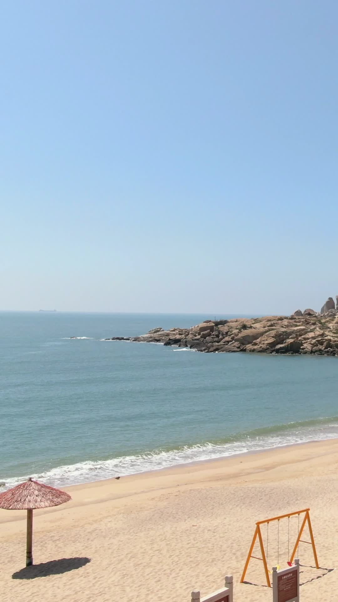航拍夏日海边沙滩竖屏视频视频的预览图