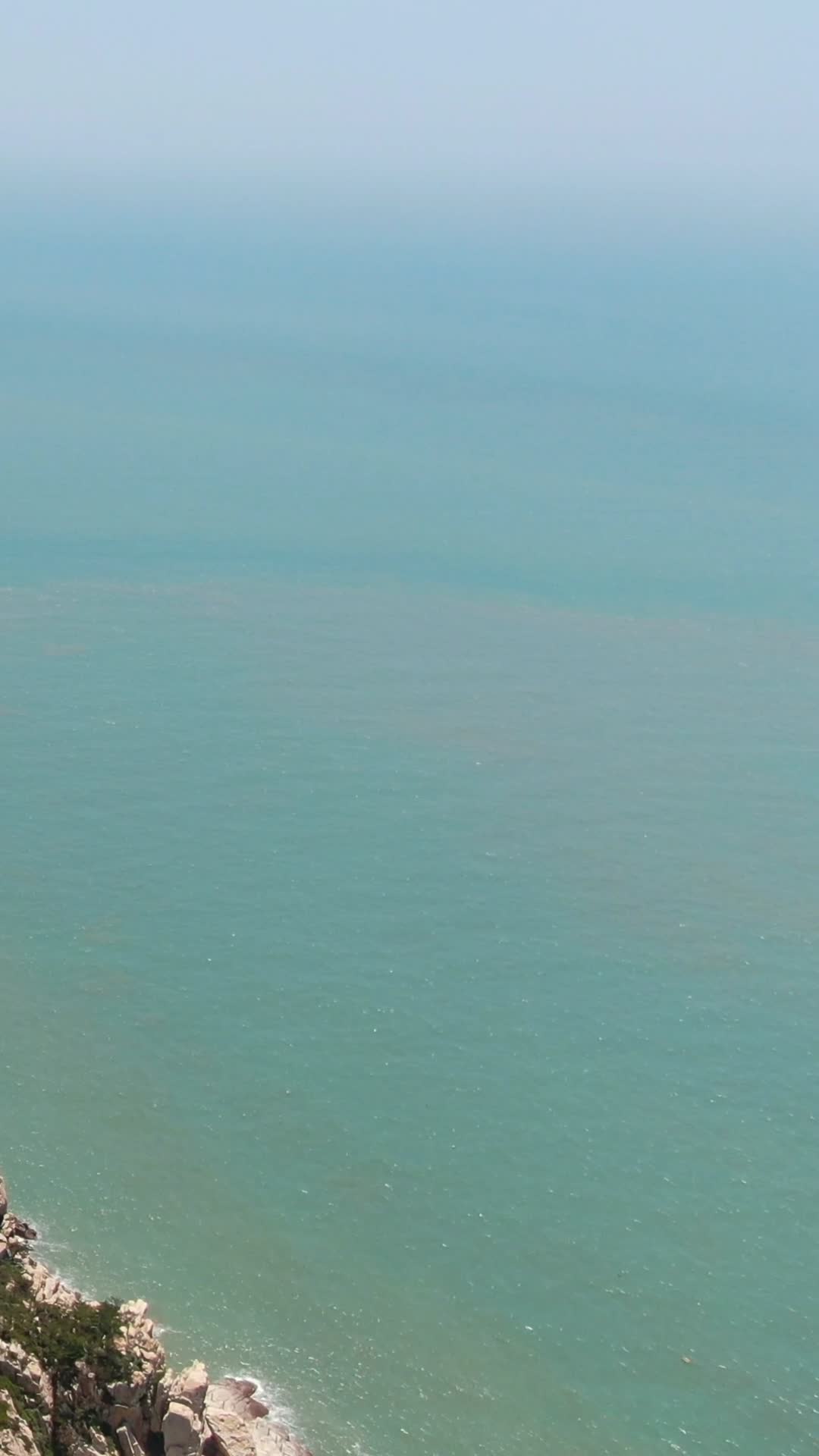 航拍夏日蓝色海鲜竖屏视频视频的预览图