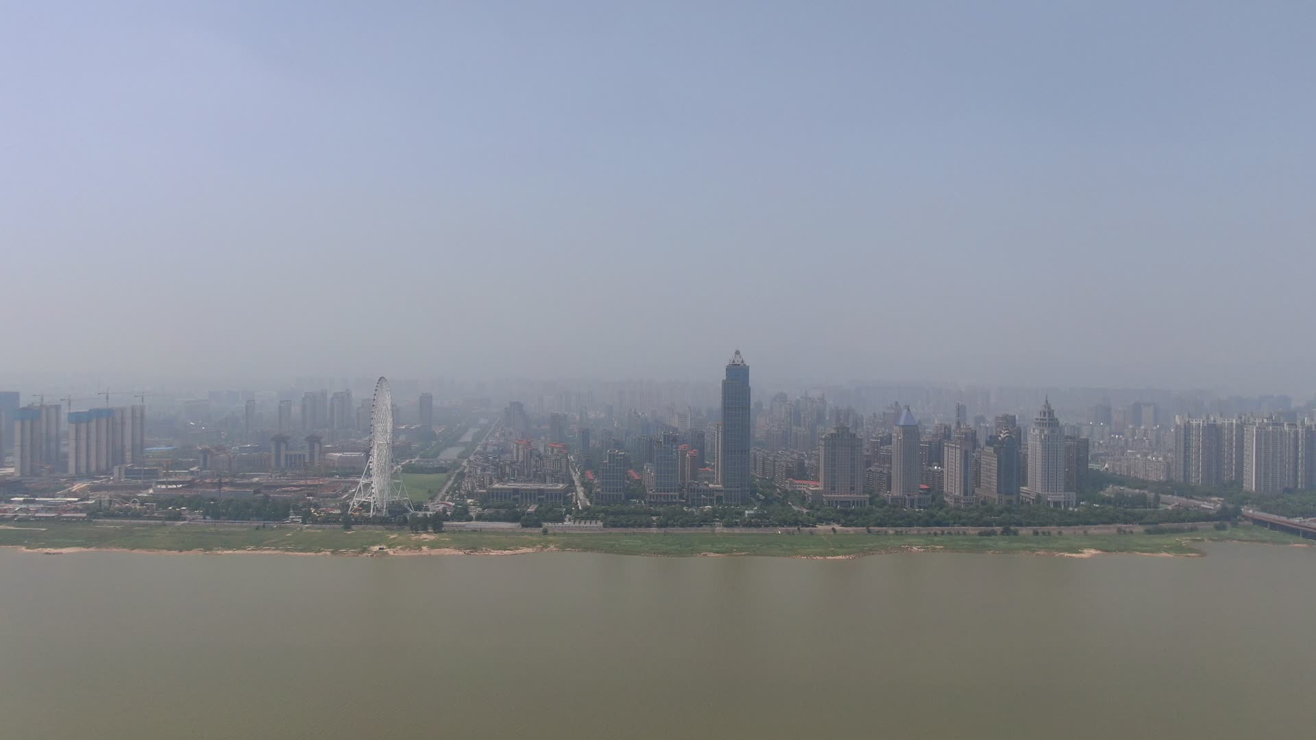 航拍江西南昌赣江沿线城市建设视频的预览图