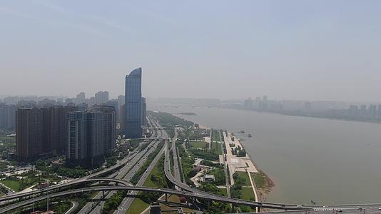 航拍南昌赣江边高楼视频的预览图